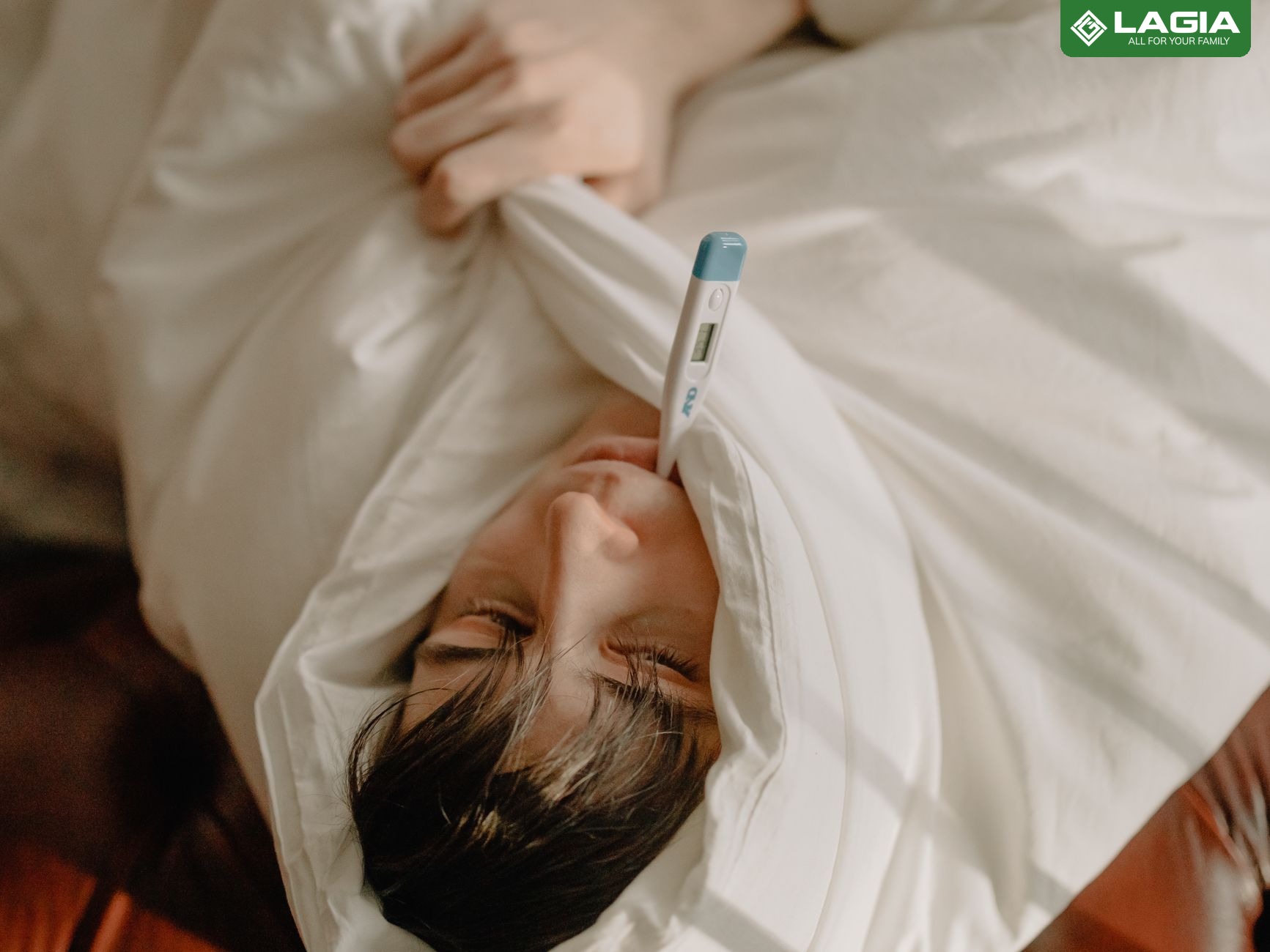 Người phụ nữ đo vòng eo bằng thước dây để kiểm tra sức khỏe
