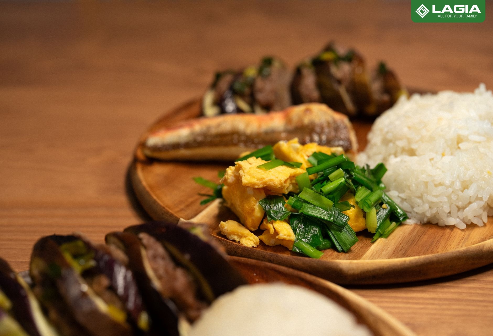 Bữa ăn nhiều rau xanh, cá và ngũ cốc nguyên hạt hỗ trợ người huyết áp cao