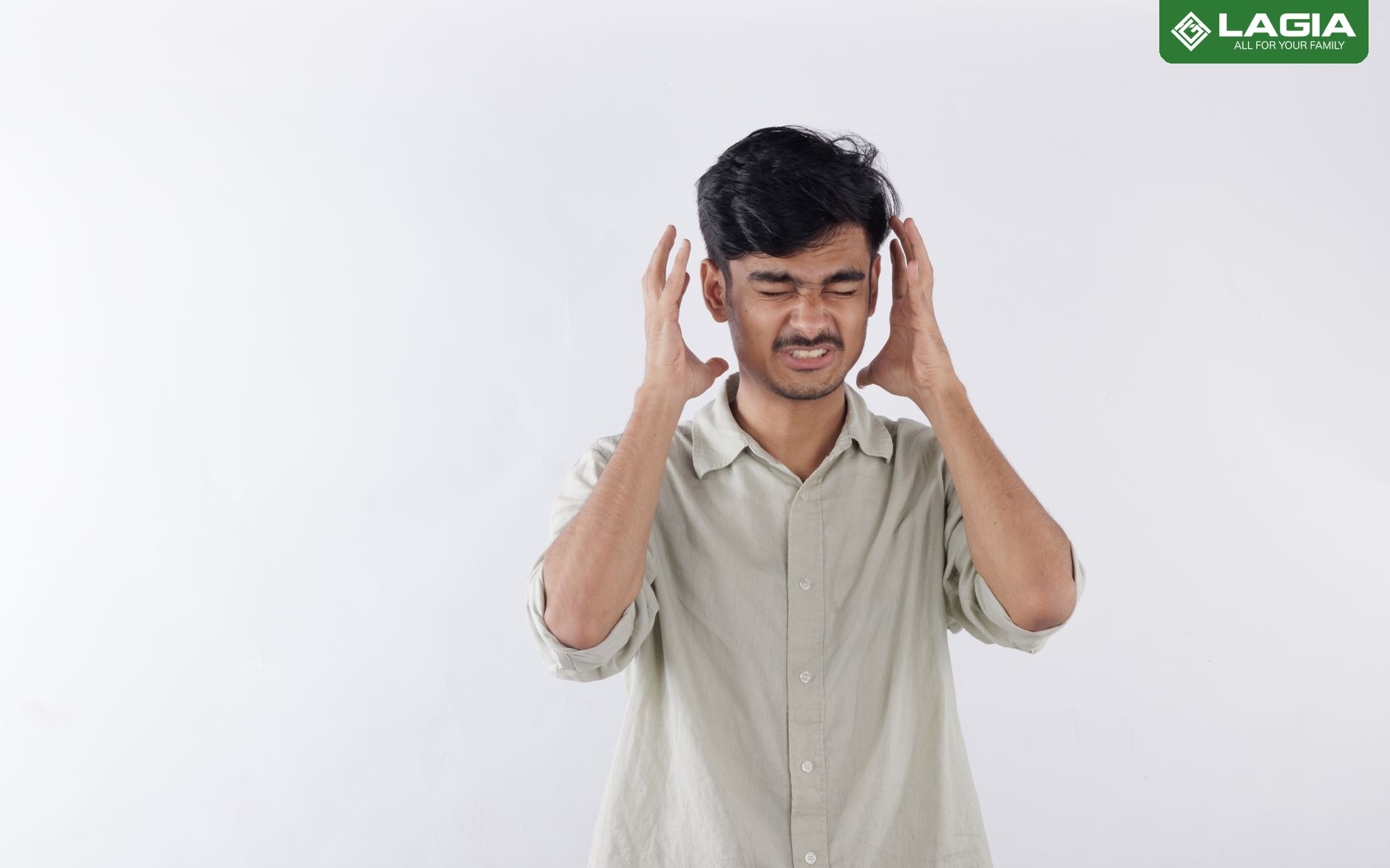 Người đàn ông đau đầu, khó chịu sau khi uống rượu bia do huyết áp tăng