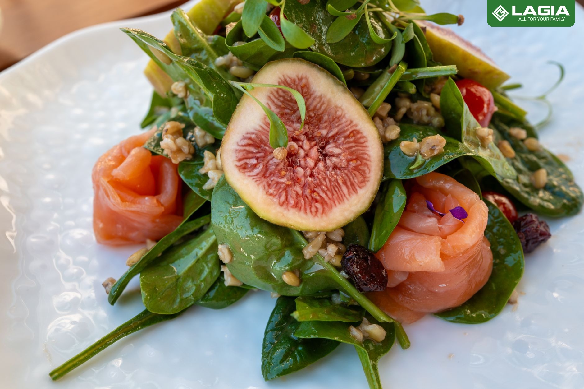 Salad cá hồi, rau xanh và ngũ cốc nguyên hạt — nhóm thực phẩm tốt cho người mỡ máu cao