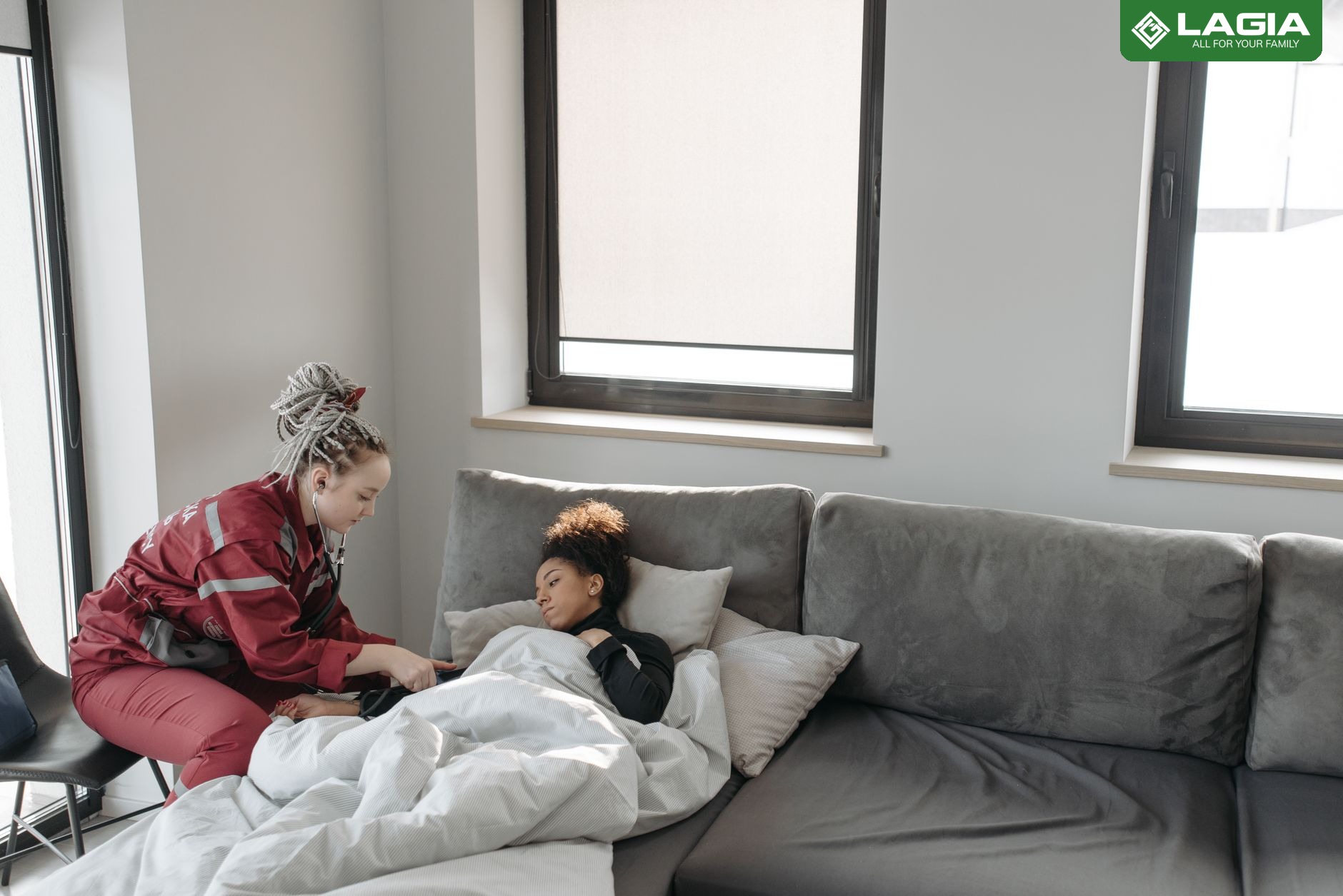 Người phụ nữ mệt mỏi, xoa vai vì đau nhức người sau khi ốm dậy