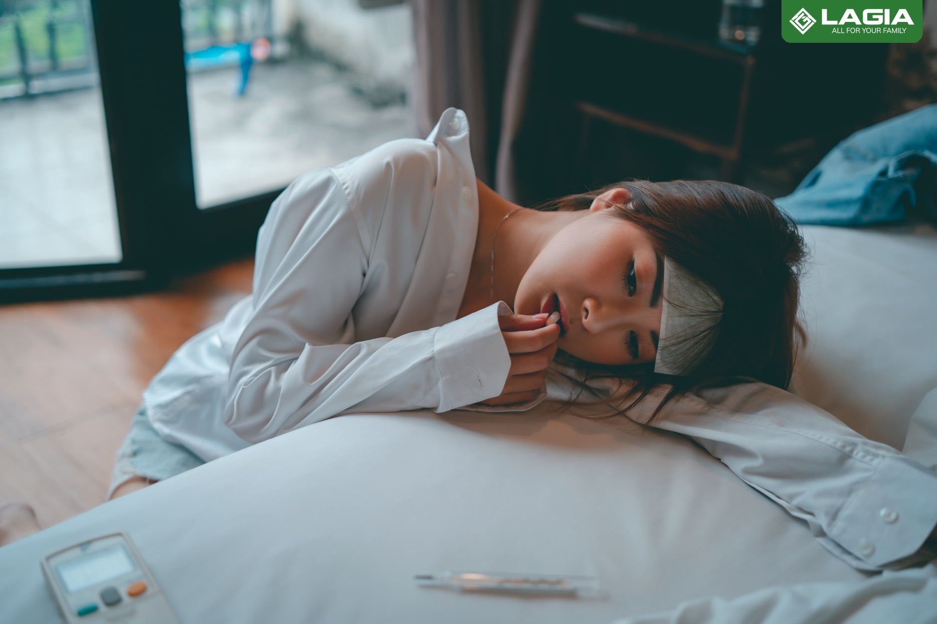 Người mệt mỏi, sốt nhẹ nghỉ ngơi trên giường khi bị cảm cúm