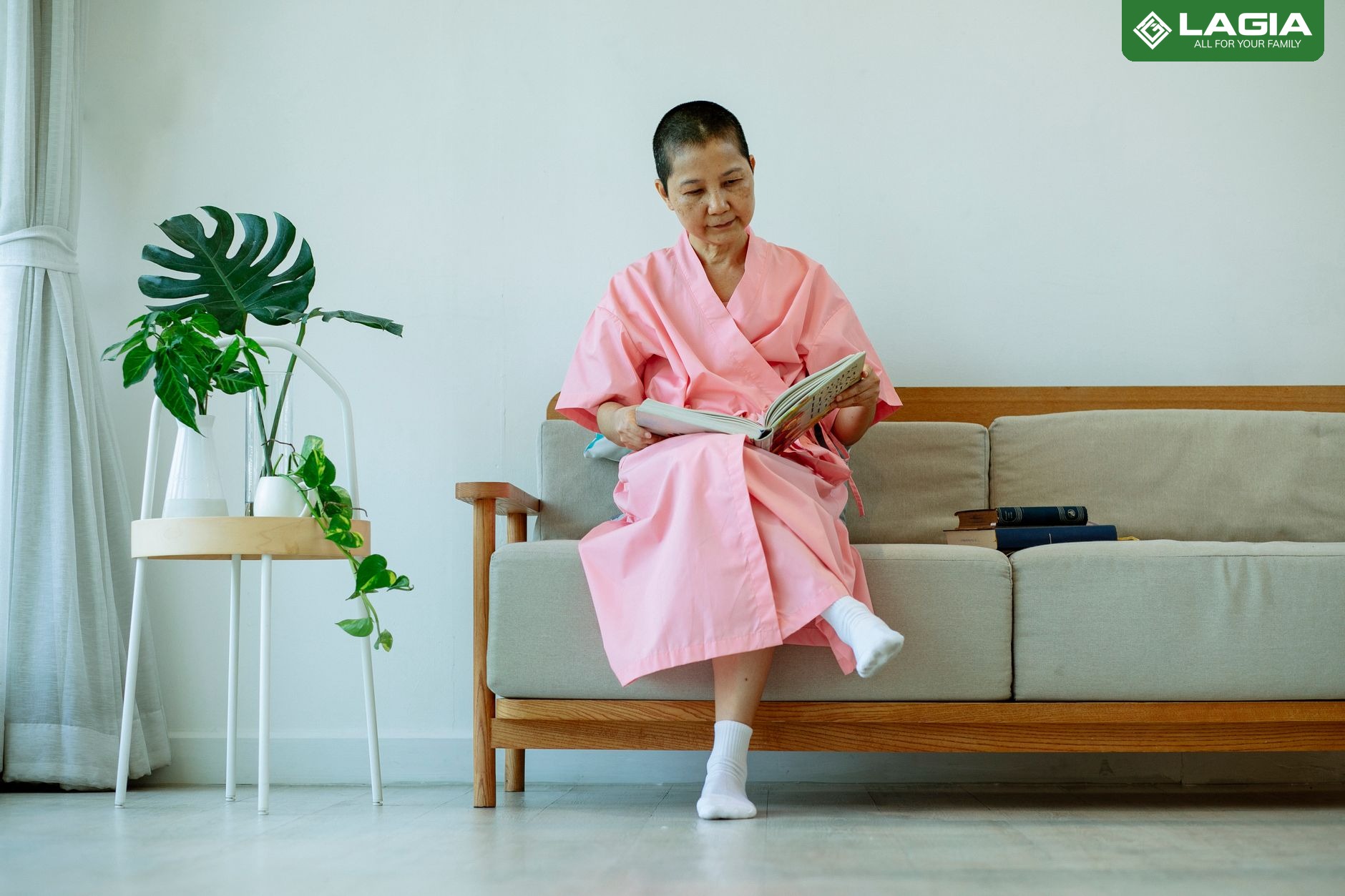 Người mới ốm dậy dễ chóng mặt, hoa mắt khi đứng lên đột ngột do cơ thể còn yếu