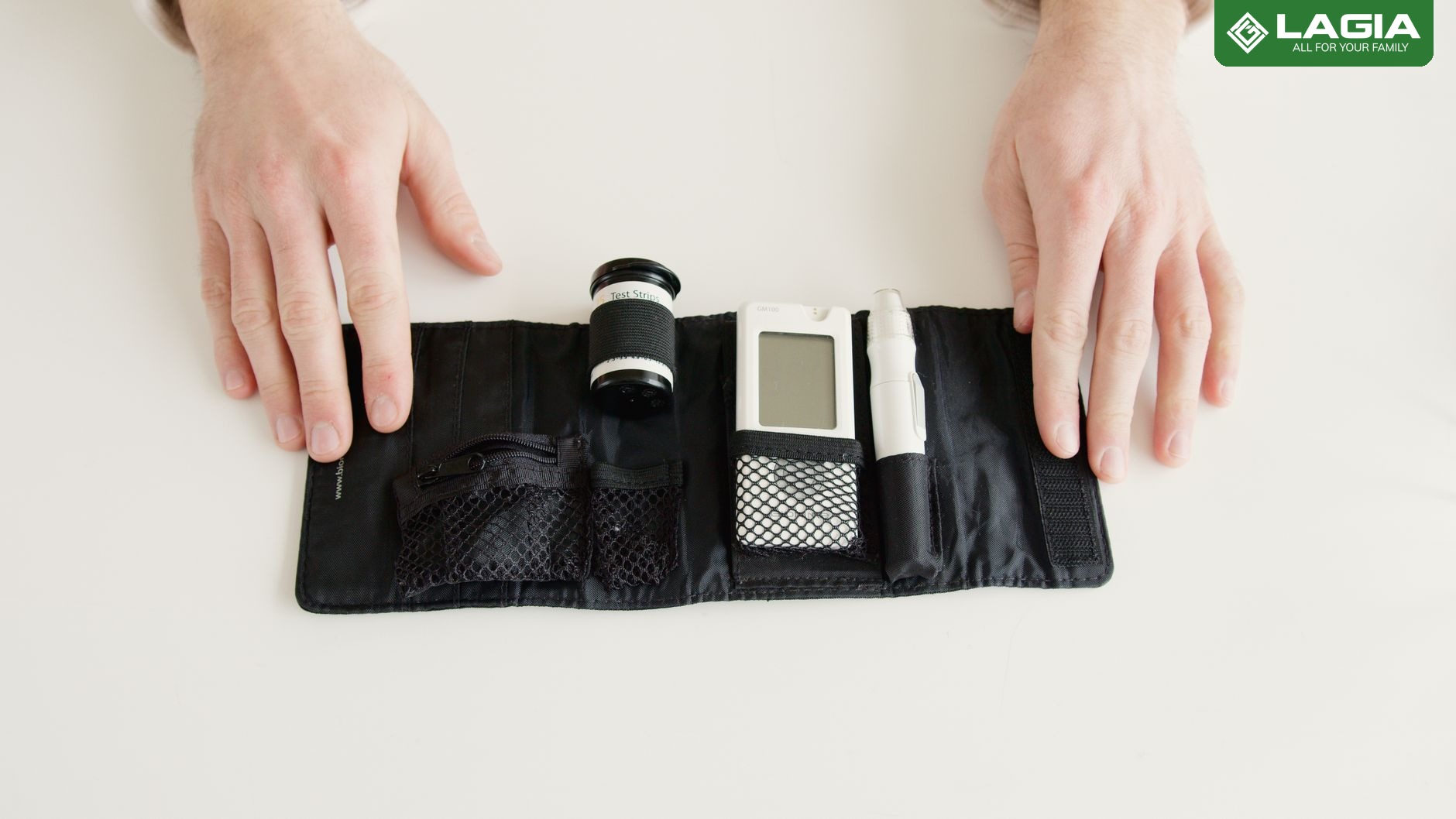 Người tiểu đường kiểm tra đường huyết và insulin tại nhà
