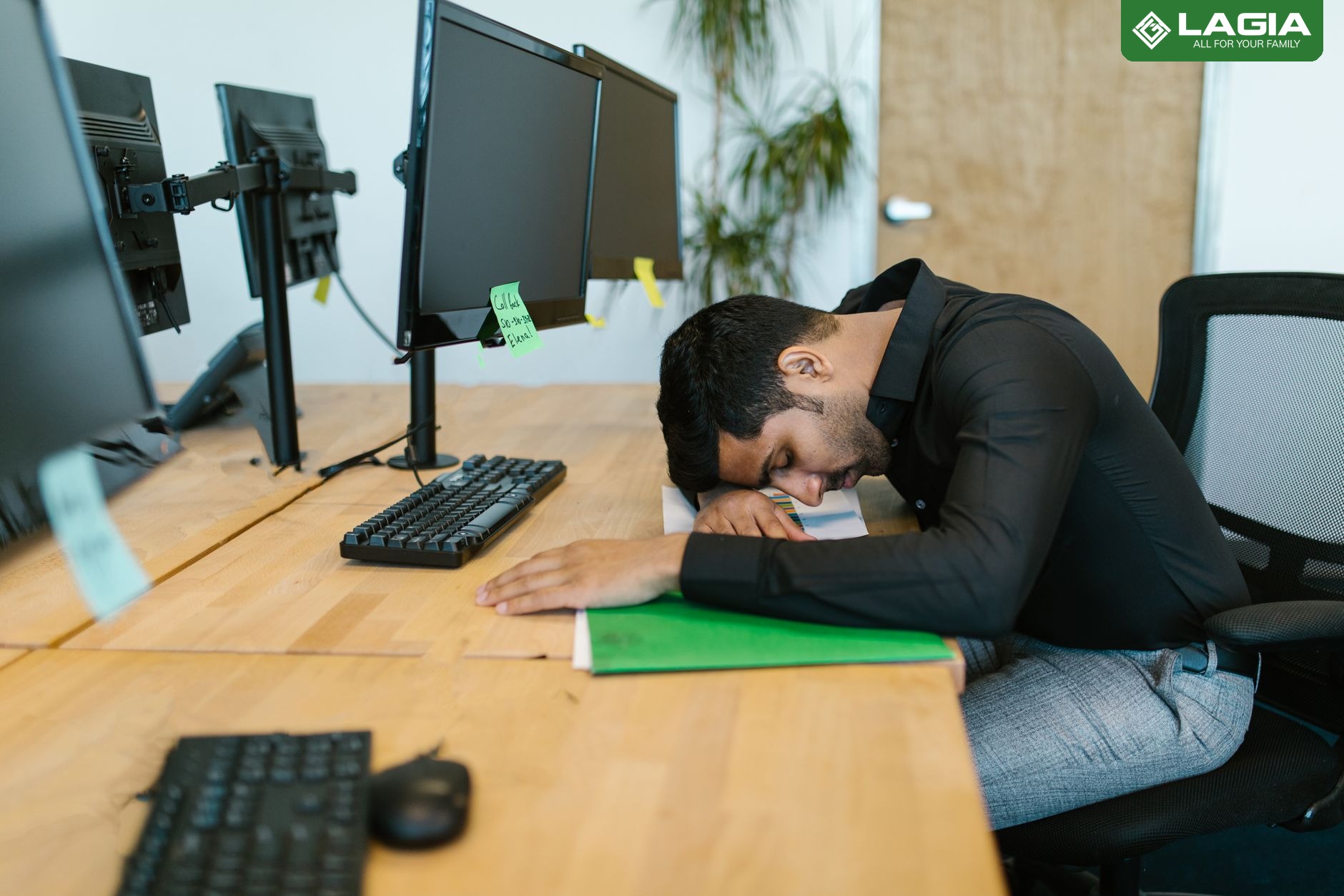 Dân văn phòng ngồi làm việc lâu dễ bị cứng và đau mỏi vùng cổ gáy