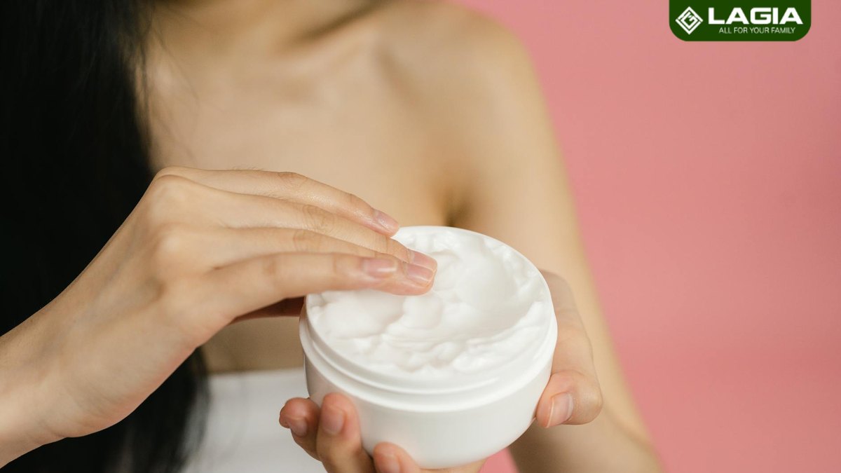 Dưỡng ẩm và chăm sóc da viêm da cơ địa đúng cách tại nhà